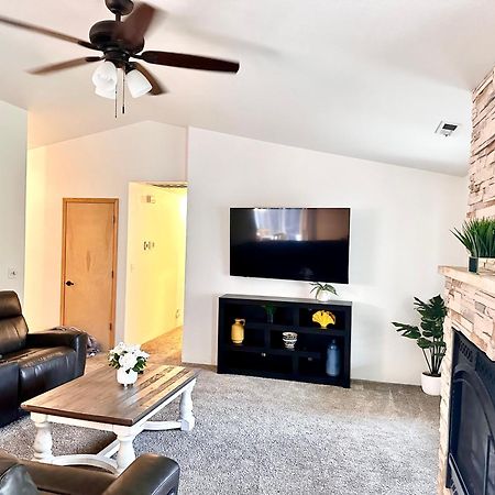 Hot Tub! King Bed-Firepitt-Near Airport& Freeway Villa Medford Buitenkant foto
