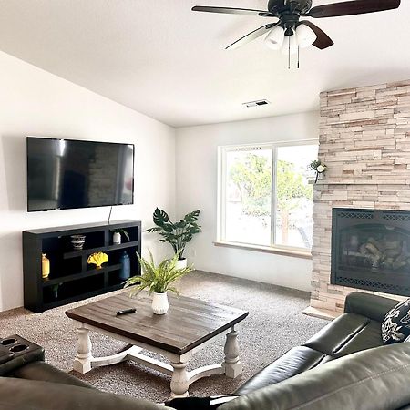 Hot Tub! King Bed-Firepitt-Near Airport& Freeway Villa Medford Buitenkant foto