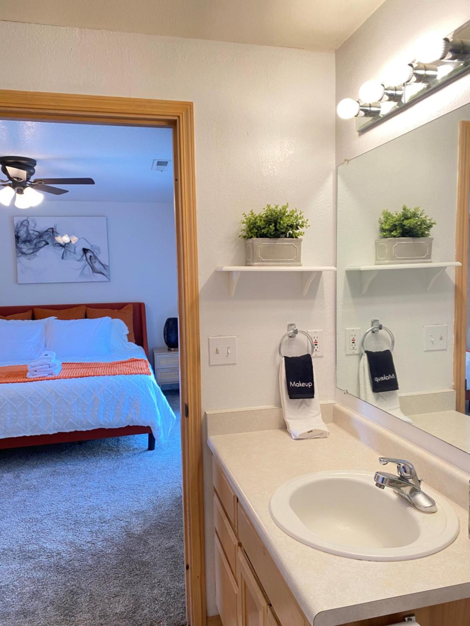 Hot Tub! King Bed-Firepitt-Near Airport& Freeway Villa Medford Buitenkant foto