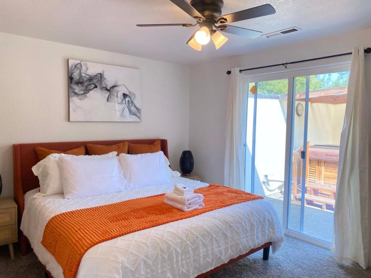 Hot Tub! King Bed-Firepitt-Near Airport& Freeway Villa Medford Buitenkant foto