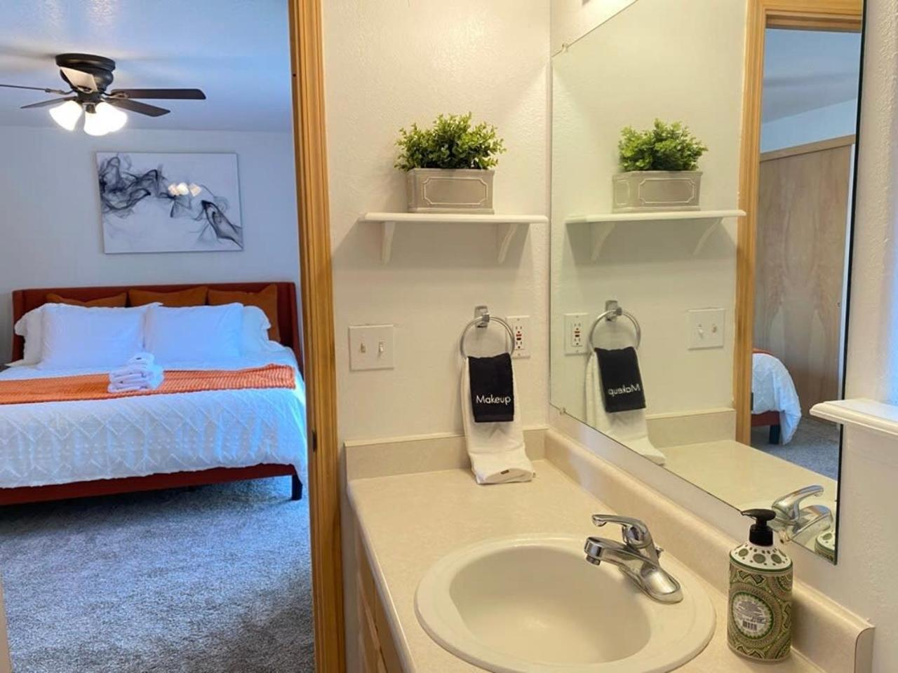 Hot Tub! King Bed-Firepitt-Near Airport& Freeway Villa Medford Buitenkant foto
