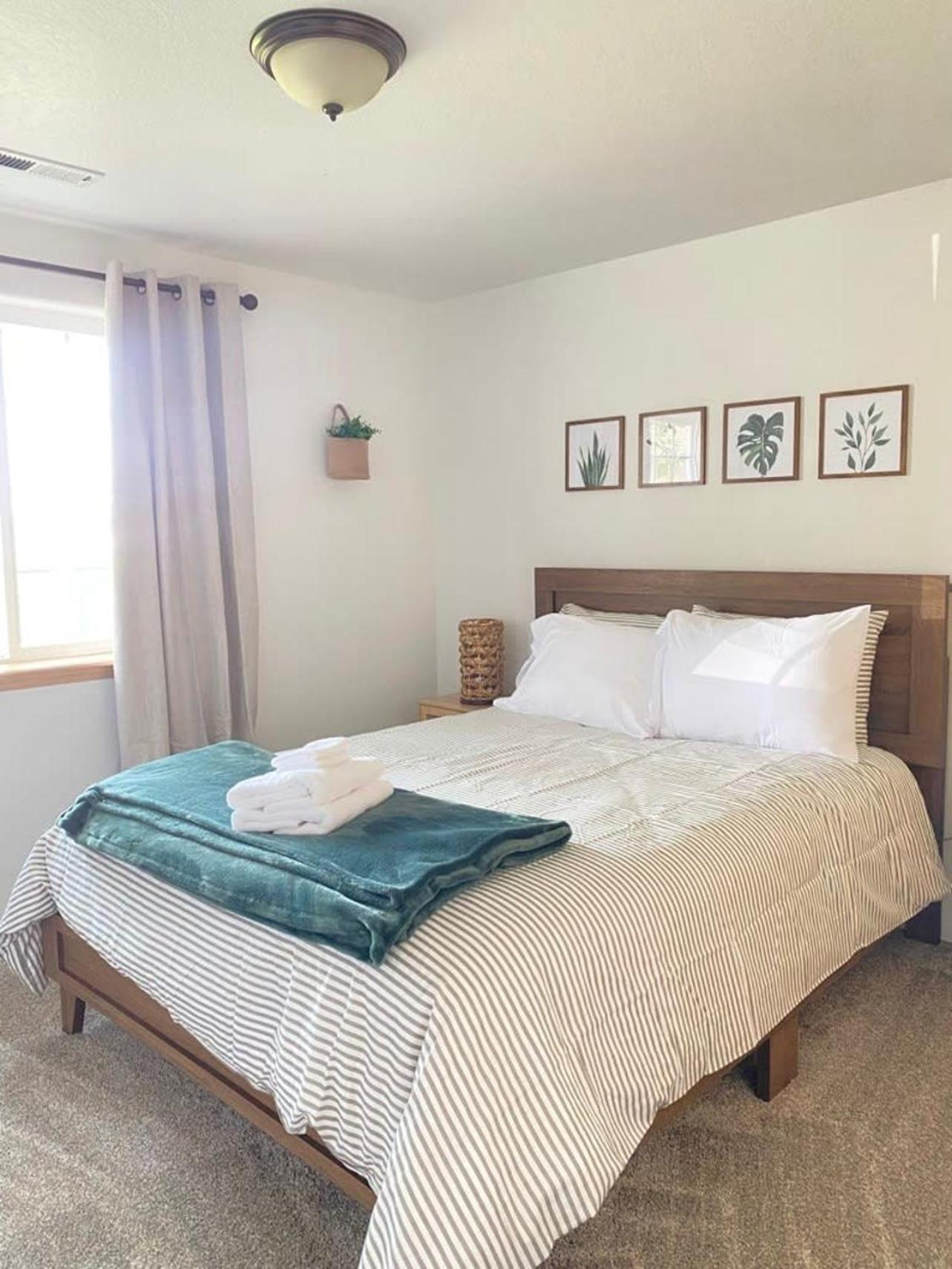 Hot Tub! King Bed-Firepitt-Near Airport& Freeway Villa Medford Buitenkant foto