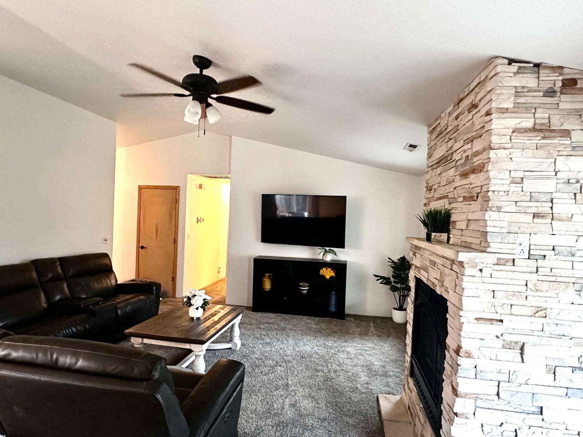 Hot Tub! King Bed-Firepitt-Near Airport& Freeway Villa Medford Buitenkant foto