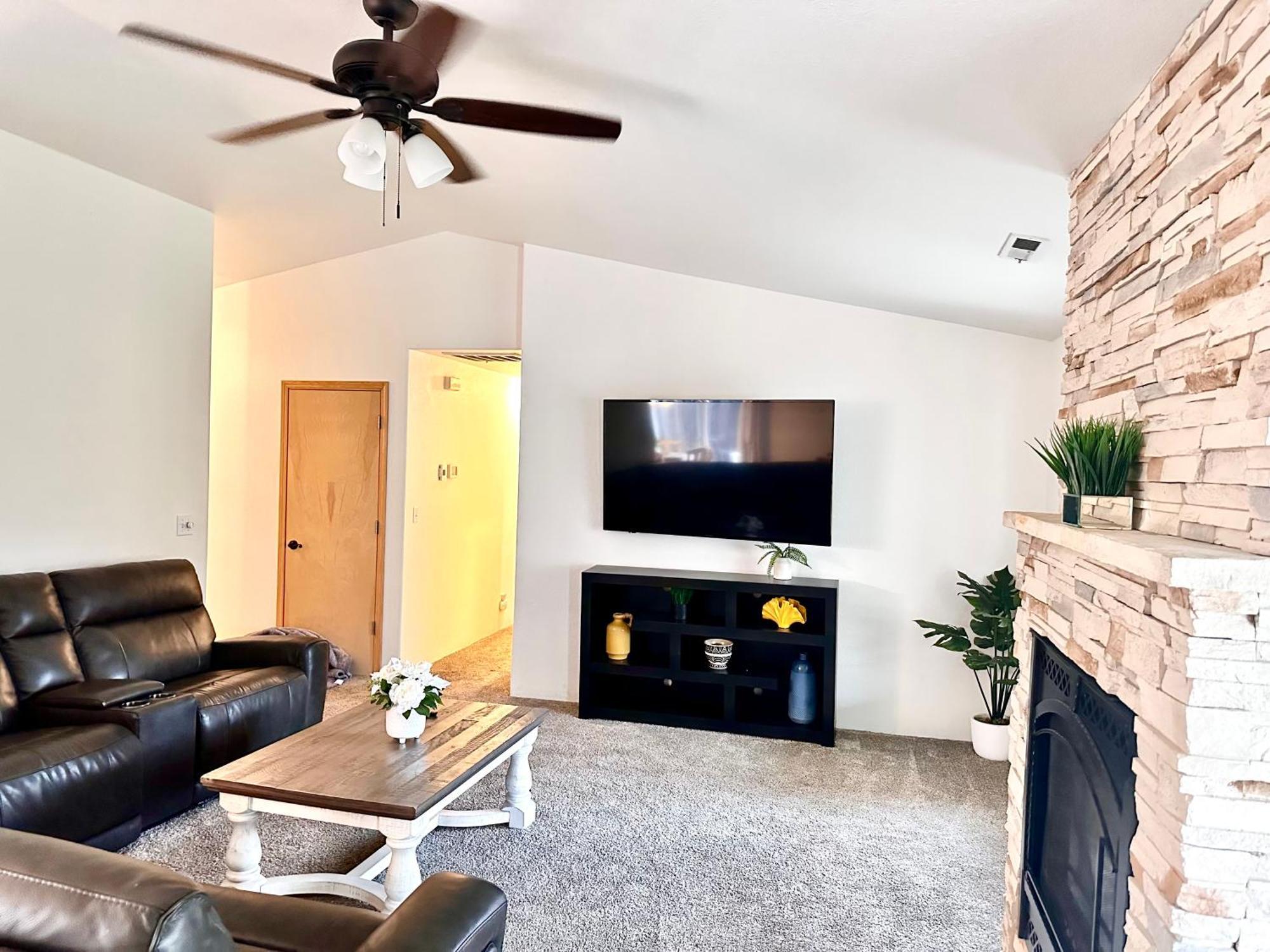 Hot Tub! King Bed-Firepitt-Near Airport& Freeway Villa Medford Buitenkant foto
