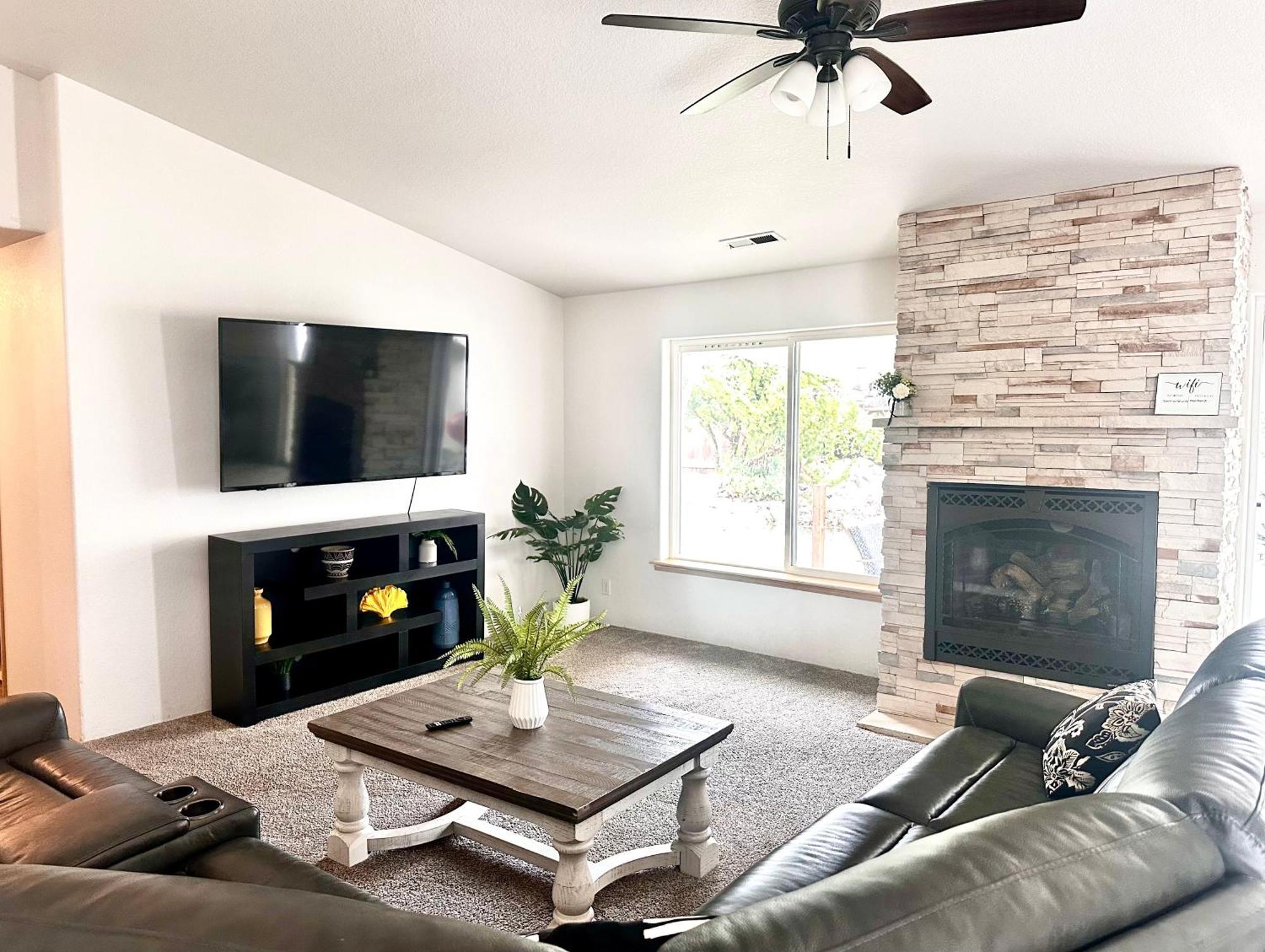 Hot Tub! King Bed-Firepitt-Near Airport& Freeway Villa Medford Buitenkant foto