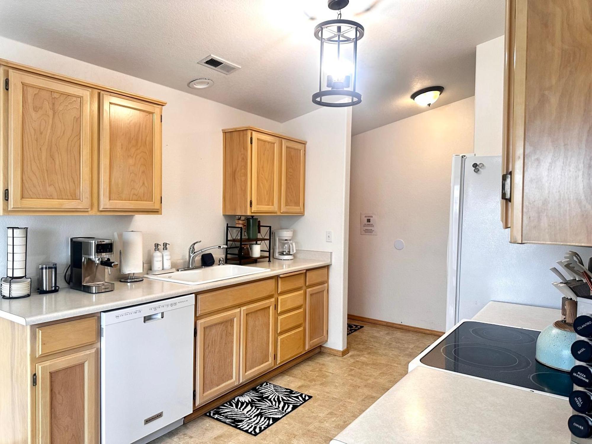 Hot Tub! King Bed-Firepitt-Near Airport& Freeway Villa Medford Buitenkant foto